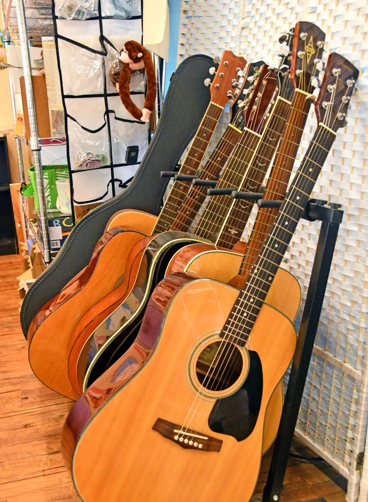 PEOPLE PICS GUITARS (1)